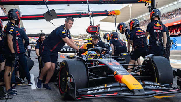 Checo Pérez entra a pits en Japón